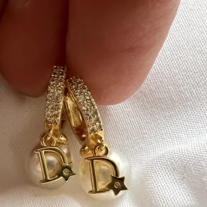 Stilrena örhängen - Jättefina oanvända örhängen