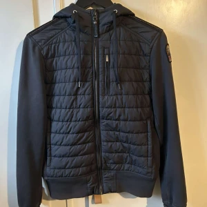 Parajumper cardigan  - Snygg parajumper cardigan i bra skick 8,5/10 inga hål eller liknande. Äkta såklart. Storlek XS. Tveka inte att höra av er eller ställa några frågor!