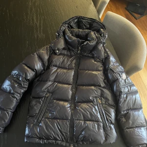 Moncler (maya)  - Säljer nu min svarta moncler jacka då jag köpt en annan färg!  Pris kan diskuteras vid snabb affär!