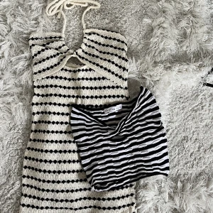 Klänning  - Säljer detta i ett🤍 klänning från pull and bear och topp från bershka 🍁 skriv för fler bilder, storlek s på kläderna men skulle säga att det passar en xs 🍂100kr för båda