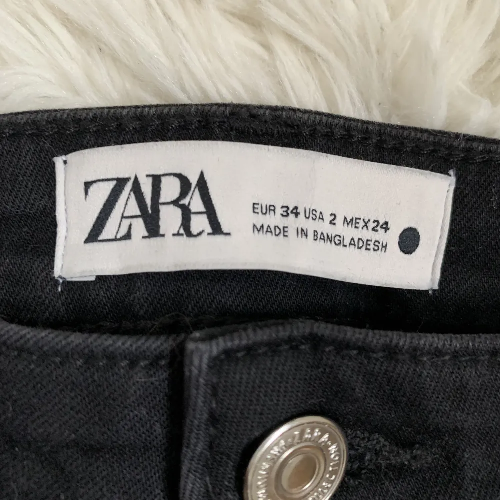 Jättefina från Zara, knappt använda, säljer pga för långa för mig, skriv för fler bilder💗. Jeans & Byxor.