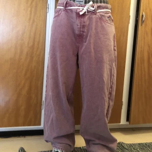 Rosa baggy jeans  - Helt oanvända Cava jeans från junkyard. 