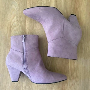 Snygga Boots  - Ljuslila boots i fejkmocka  Endast provade så i superfint skick 