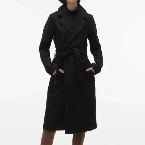 Intressekoll svart kappa - Tänkte kolla intresset på min svarta kappa från Vero Moda. Den är helt ny, aldrig kommit till användning. Strl S. Lånad bild, skriv för mer bilder. Pris kan diskuteras🖤