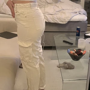 cargobyxor - Beiga cargobyxor från Berhska. Storlek 36