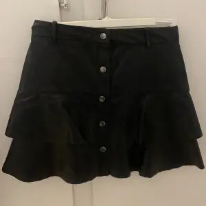 en jätte söt kort skinn kjol som ej kommer till användning. från zara! storlek s. säljer för 70 + frakt 