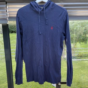 Ralph lauren hoodie - Ralph lauren hoodie - Inga hål eller fläckar - skriv för frågor eller om du vill ha fler bilder eller vad som - samfraktar också om man är intresserad av mer grejer - köp dirket eller buda eller byten