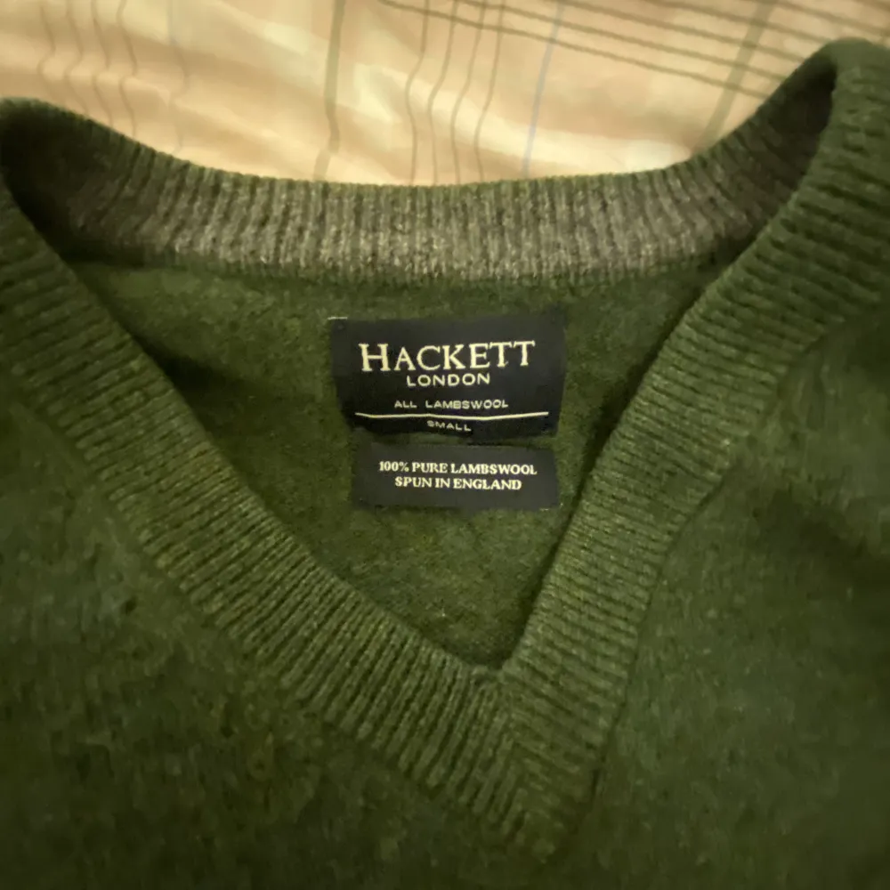 Stickad V neck från märket Hacket London. Bra skick. 100% Lambwool. Perfekt jul tröja🎄🎅🤬. Stickat.