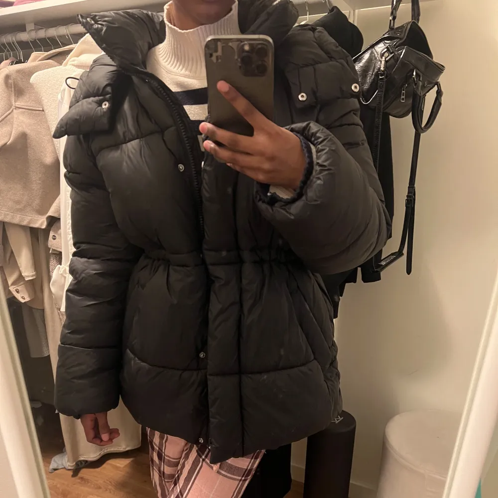 Jätte söt och varm vinterjacka som är indragbar i midjan, har använt då och då men inga tecken på användning alls. Storlek s . Kan fraktas eller mötas upp i Göteborgs området . Takit.