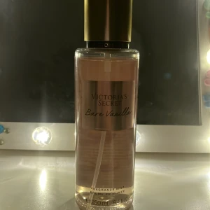 Bare vanilla Victoria secret  - Bare vanilla Victoria secret parfym, använd några få gånger. Priset kan diskuteras☺️
