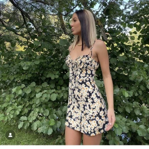 Kläning med blommor  - Jättefin sommarklänning 💛🤍🖤 köpt på byanistasia. Helt slutsåld💕 pris kan diskuteras! Pris +frakt 💘