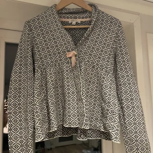 Kofta 158/164  - Varm och skön kofta från MyWear. Väl använd men inget synligt slitage. 158/164