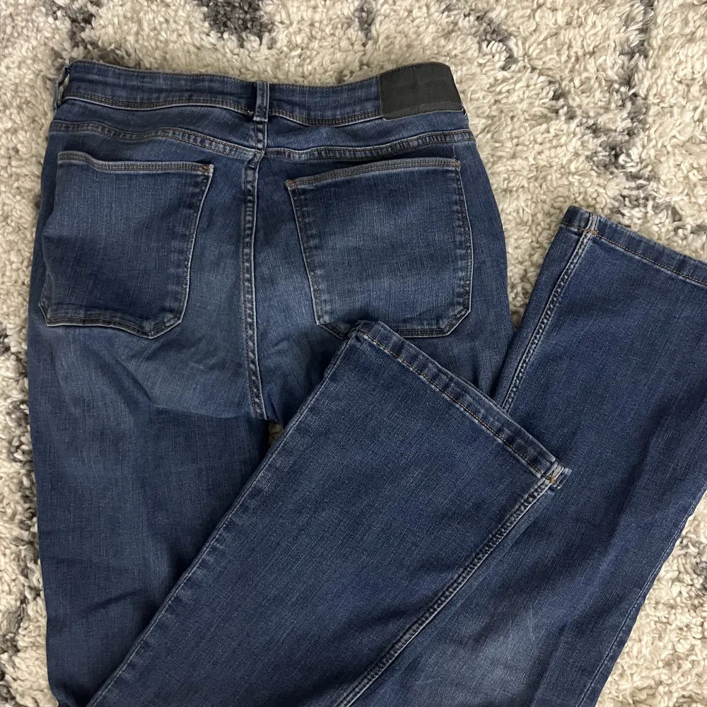 Säljer dessa mörk blåa jeans i modellen flare, och på mig sitter de mid waist. Jeans & Byxor.