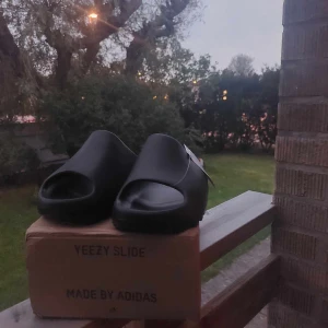 Yeezy Slides - Säljer mina svarta yeezy slides. De är helt nya. Har fått de från mitt kusin som kunde inte få såld de. Kvitto och låda finns. Dm vid frågor eller bilder. Priset kan diskuteras. 🔥