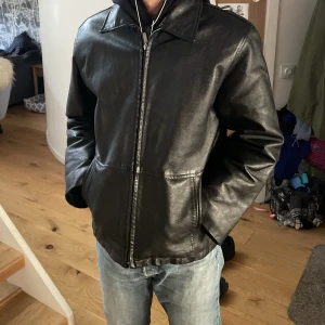 Skinnjacka - Svart skinnjacka i asbra skick, äkta skinn! Storlek M men mer som L (herrstorlek). Han är 184💕öppen för prisförslag