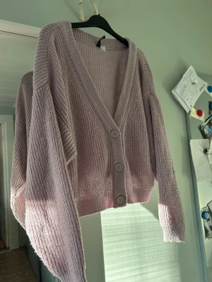 Stickad kofta - Lila stickad kofta, skönt material