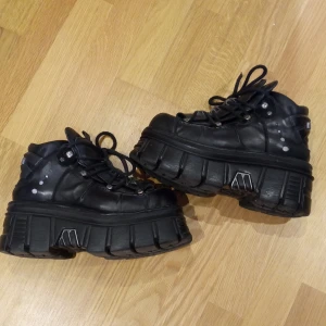New Rock skor M-106-S29 - Har bestämt mig för att sälja mina New Rocks. Köpte dem här på plick men de har knappt kommit till användning av mig, lite slitningar på tårna men annars i fint skick! Storlek 41. 1 900 kr + frakt!! (Nypris ca 2 600)