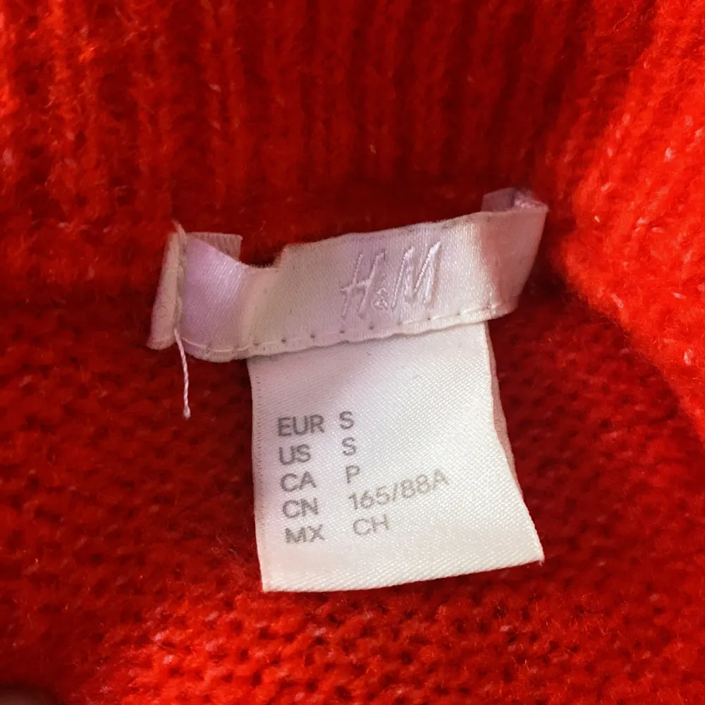 Off shoulder tröja röd från H&M. Helt ny, aldrig använd. Säljer för att jag tog för stor storlek. Slutsåld på h&m’S hemsida. Nypris=200kr mitt pris=100kr + frakt. Priset kan diskuteras👍💞Kontakta mig för fler bilder eller vid minsta intresse. . Tröjor & Koftor.