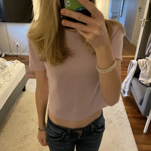 Zara tröja  - Säljer denna super fina tröja ifrån zara, tröjan är använd ett fåtal gånger så därav i bra skick💕 Frakten ingår ej i priset. 