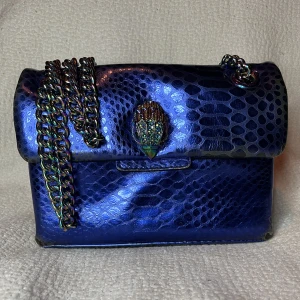 Kurt geiger väska  - Säljer denna  kurt geiger väska då jag ej använder den längre. Den har blivit lite sliten men allt syns på bilderna.