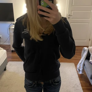 Peak Peformance ziphoodie - Säljer denna Peak Peformance ziphoodie, tröjan är väl använd men de syns ej speciellt mycket på den💕 Frakten ingår ej i priset och priset kan diskuteras. 