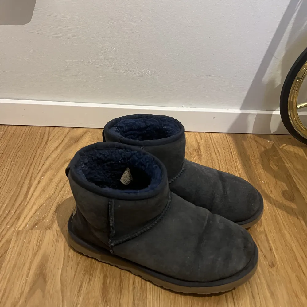 Låga uggs storlek 38. Använda med i bra skick.  Behöver sys under flärpen bak på den ena skon. Men inget som påverkar användningen. Se andra bilden. . Skor.