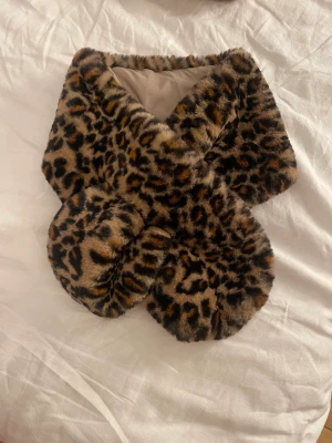 Sjal - Zara sjal som aldrig används och som tyväär inte faller mig i smaken längre