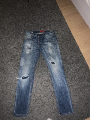 Jack and Jones byxor  - Säljer nu mina byxor från Jack and Jones helt perfekt skick som nya inte ett håll eller så knappt använda 