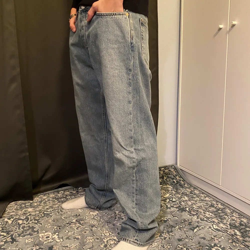 Fina weekday jeans i Space- modellen, har en baggy passform, storlek 33/30. Jättebra skick, nästan aldrig använda. Vid fler frågor, hör av er!. Jeans & Byxor.