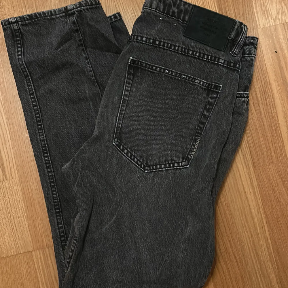 Fina jeans från märket neuw. Storlek 32 x 32. Köpta i butik för 1400 men säljer för 500. Kond 9,5/10 . Jeans & Byxor.