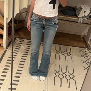 As snygga fler låg midja ljusblå jeans bra skick. Priset kan diskuteras. Innerbenslängden är 83cm och midjemått är 42 cm 