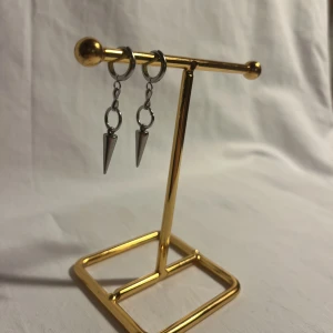 STILSTHLM  - Super fina örhängen! Finns endast i silver men kan göra linkande i guld Köp för 109kr/st Eller 199kr/paret. Modell 112.  Smyckes ställningen finns även att köpa för 299kr! 