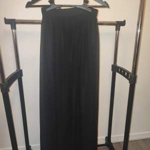 VÄNTA PÅ SVAR FRÅN MIG INNAN KÖP! Svart kjol i mesh med kort svart kjol under. 