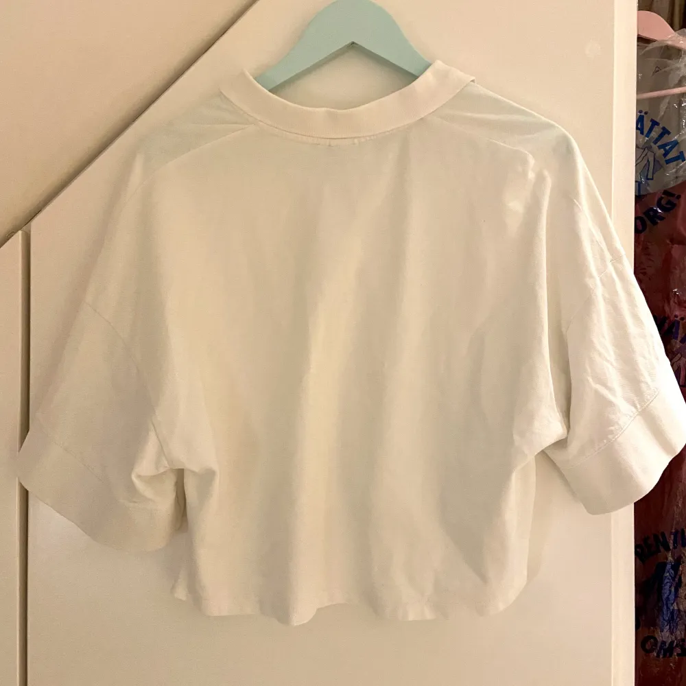 Detta är en cropped oversized T-shirt med krage/skjorta från monki. Det var en av mina favoriter men jag har aldrig haft en chans att använda den så nu säljer jag den. Skjortor.