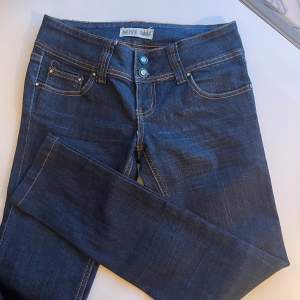 Mörkblåa superfina jeans, för små för mig! Superfin kvalite och skulle säga att de är storlek 34-36, eftersom det inte står någon storlek i dem🥰Köparen står för frakt🥰