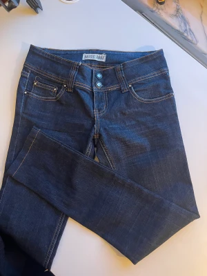 Lågmidjade jeans - Mörkblåa superfina jeans, för små för mig! Superfin kvalite och skulle säga att de är storlek 34-36, eftersom det inte står någon storlek i dem🥰Köparen står för frakt🥰