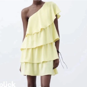 Klänning  - Superfin Gul klänning i nyskick! 💛 säljer pgr av att den inte kommer till användning längre! 