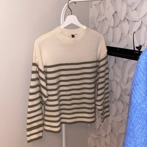 Tjocktröja  - Tjocktröja, stickad tröja  Vit med grå/gröna ränder. Mycket fina skick, nästan aldrig använd.