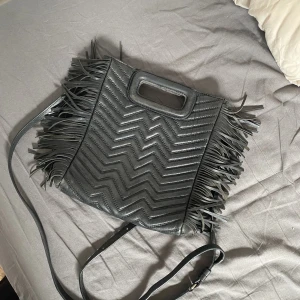 Maje väska - Säljer min maje väska billigt då jag inte använder den o lite fransar ramlat av❤️ vill få sålt snabbt❤️ den stora storleken!!