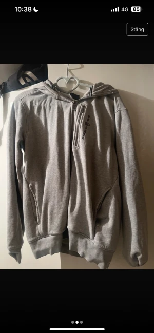 Sail racing Hoodie  - Säljer nu min Sail racing Hoodie  Bra skick men lite sliten vid ena armen men inget som syns 