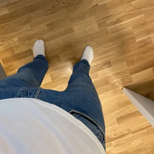 Levi’s jeans 501  - Säljer nu ett par blåa Levis jeans i modellen 501 storlek 33/32. Skicket är väldigt bra 9/10, nypris är ca 1000kr. Hör av dig vid frågor och funderingar! 