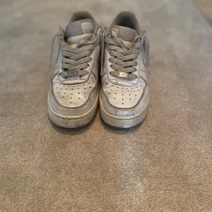 Air forces 1 - Säljer ett par air forces i storlek 38. Säljer då dom är för små. Använda 1 år och ganska slitna