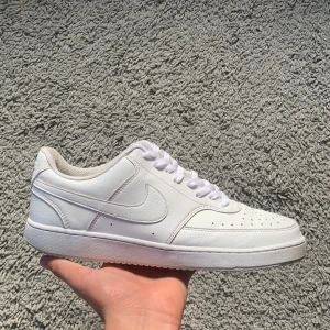 Nike court low - Stilrena skor andvända ett fåtal gånger bara Pris kan diskuteras vid snabb affär Skick 9/10 Nypris 950