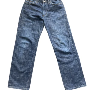 Vintage dolce gabbana jeans - Ett par vintage dolce Gabbana jeans i gott skick. Straightleg/ Baggy. Hör gärna av dig med prisförslag eller frågor! Mått:  Ytterbenslängd: 103 cm Midja: 39 cm Innerbens längd: 74 cm 
