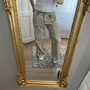 Lågmidjade byxor - Ascoola begiea lågmidjade byxor i baggy modell💕så snygga detaljer🤩 Storleken passar M-XL beroende på hur man vill att de ska sitta. Perfekt skick! Skriv vid funderingar och kolla in mina andra annonser💗