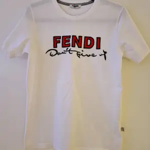 Helt ny Fendi T-shirt i storlek S