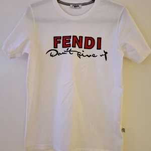 Fendi T-shirt  - Helt ny Fendi T-shirt i storlek S