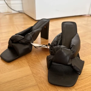 Svart klack - Svarta klackar, aldrig använda, prislapp sitter kvar