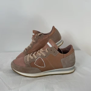 Philippe Model - Philippe Model Skor - storlek 41 - skorna är i jätte fint skick - vid frågor eller funderingar är det bara att skriva!