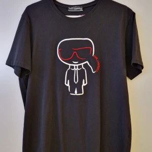 Karl Lagerfeld T-shirt - Helt ny Karl Lagerfeld T-shirt i storlek L